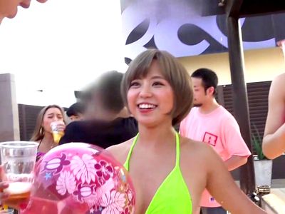 【お姉さん×素人】手マン潮吹きやイキ潮を放尿噴射して20歳のロリ失禁美人ギャルがエロエロ！_の画像